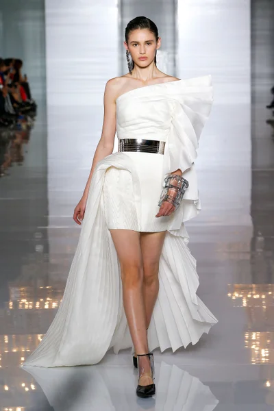 Look 16